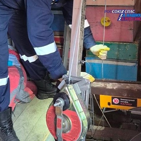 Под Красноярском спасатели извлекли из погреба мужчину с открытым переломом ноги